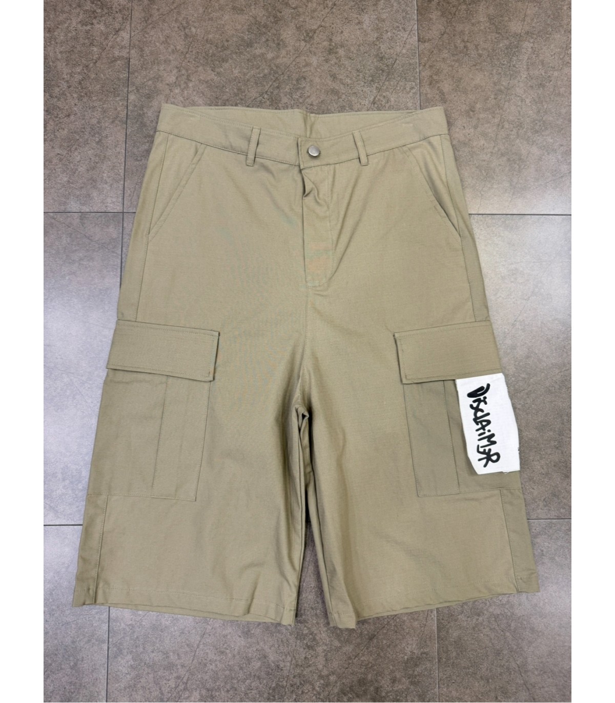 Disclaimer- Bermuda larga verde para hombre