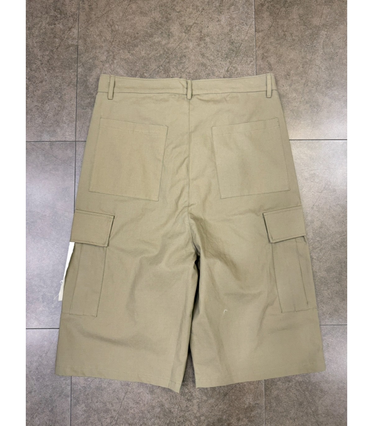 Disclaimer- Bermuda larga verde para hombre