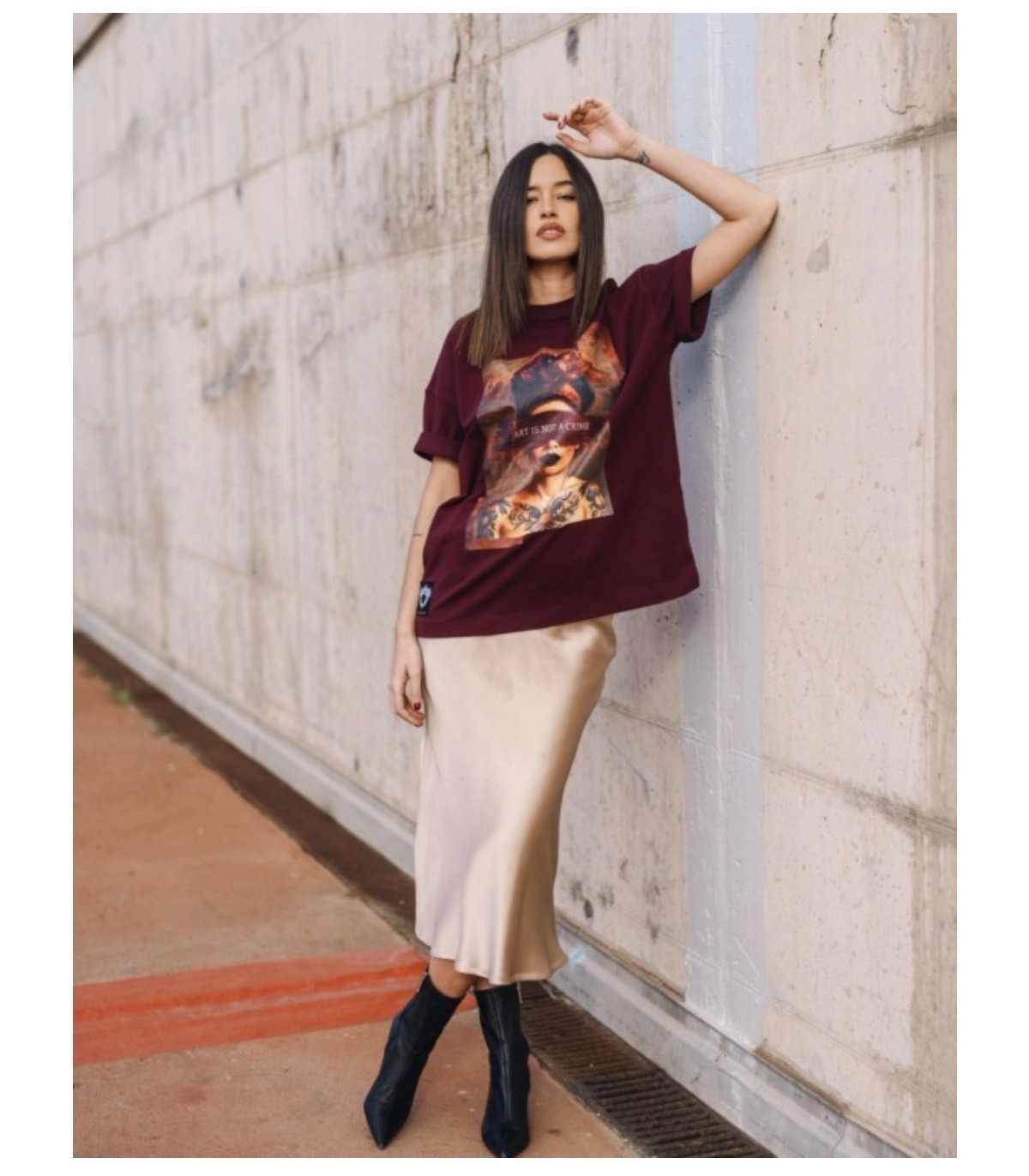 Be Hapiness- Camiseta Art Is Not A Crime para mujer