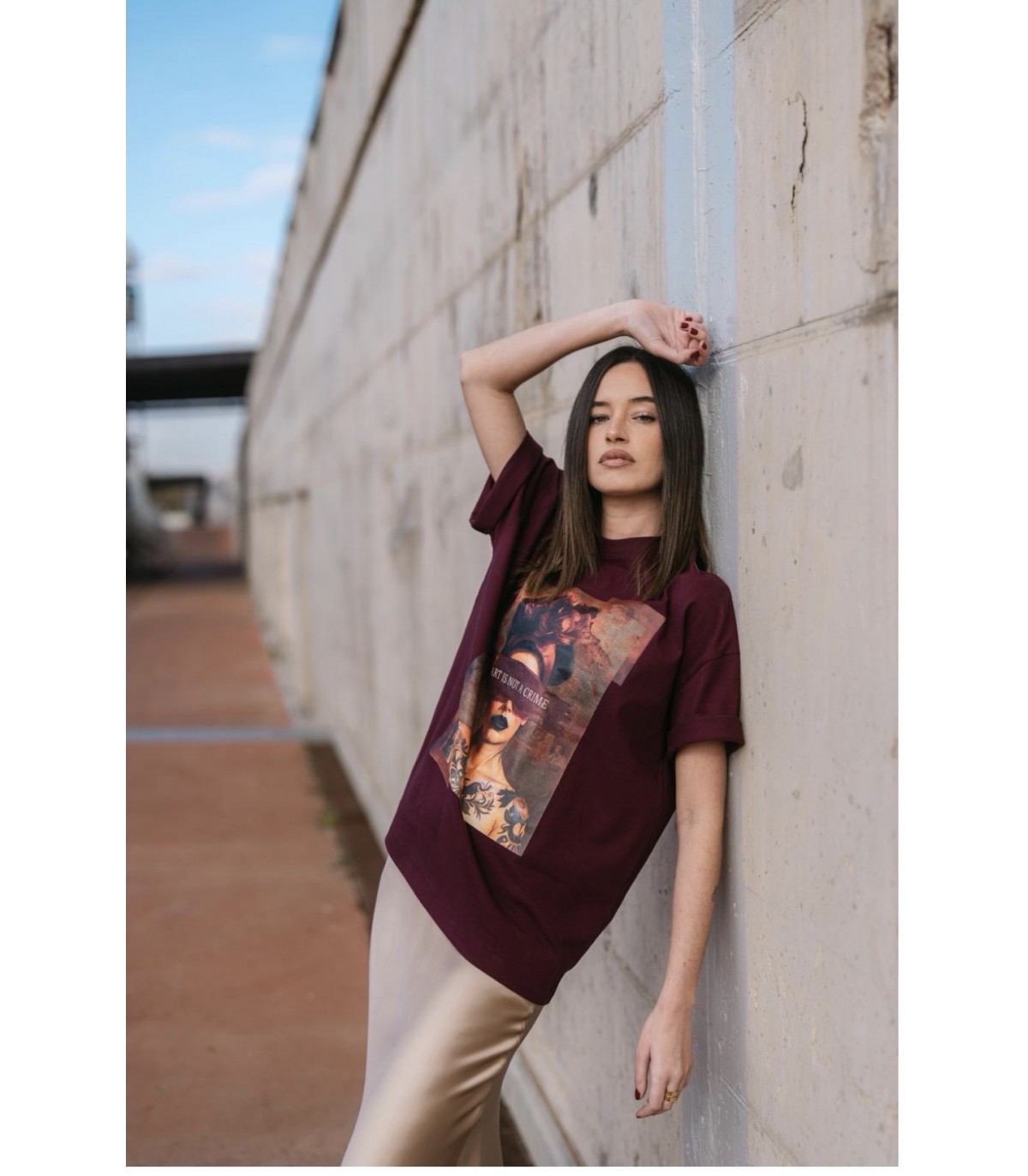 Be Hapiness- Camiseta Art Is Not A Crime para mujer